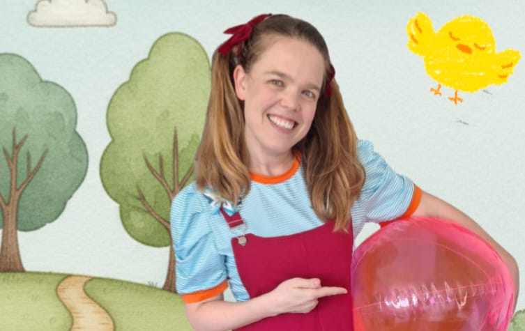 שחקנית עם כדור אדום ביד ציפור קטנה ברקע 