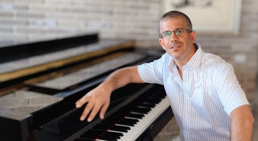 תמונה של רועי עלוני ליד פסנתר