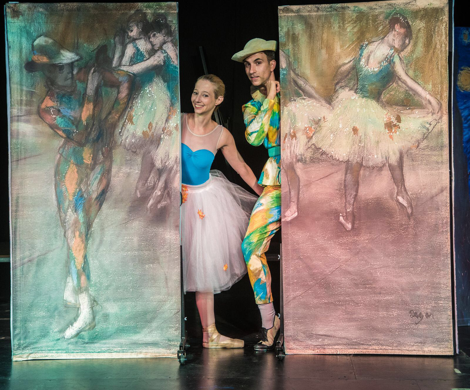 צילום של שחקן ליצן ושחקנית רקדנית על רקע ציור של דגה ושל פיקאסו 