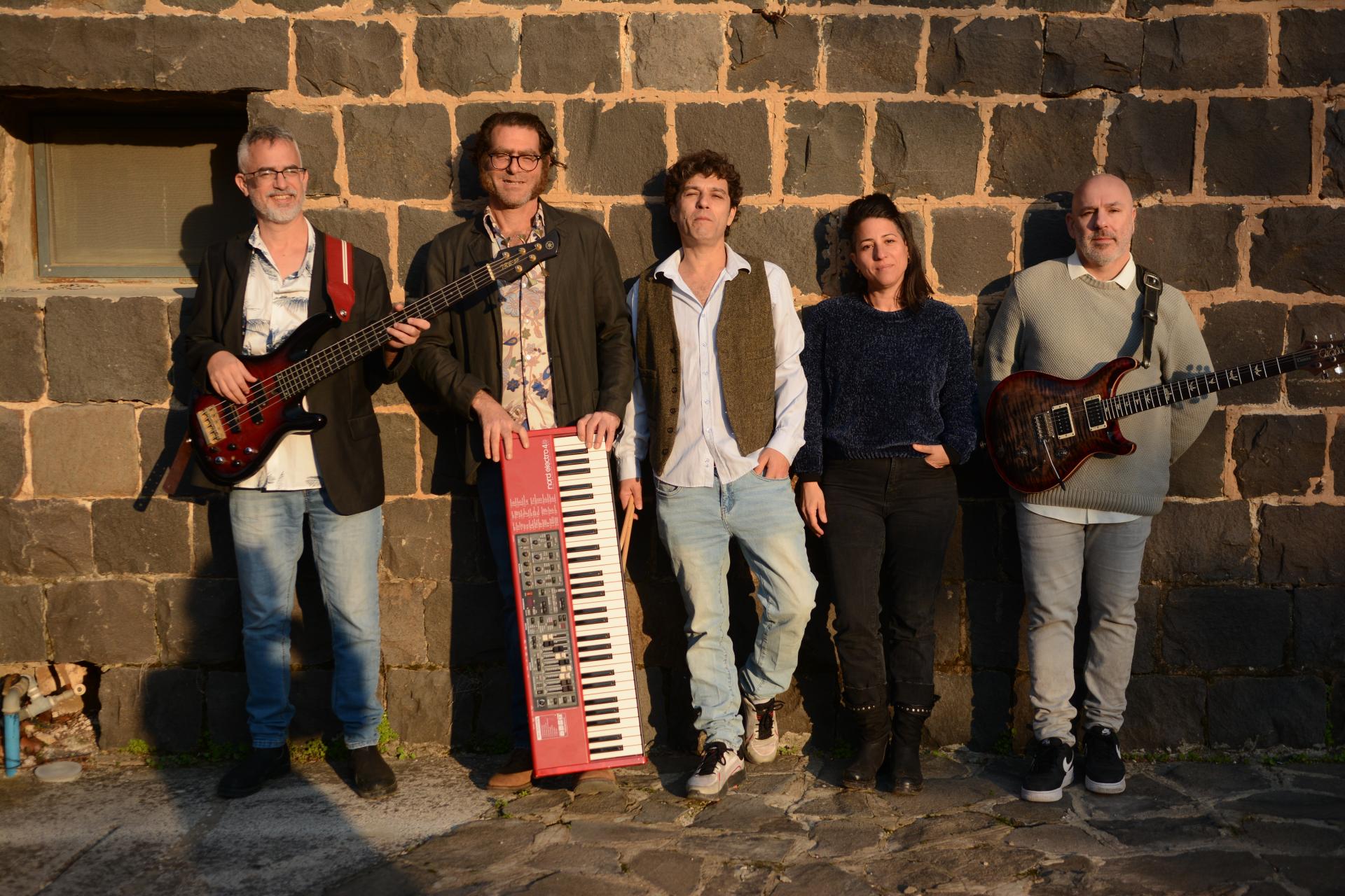 תמונה של השחקנים והזמרים של המופע