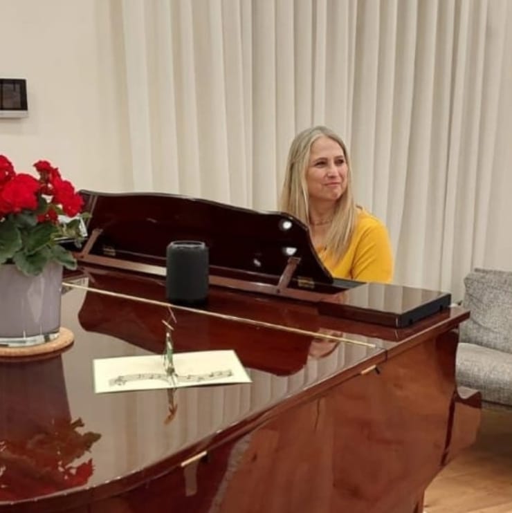 תמונה של שירה ליד פסנתר 