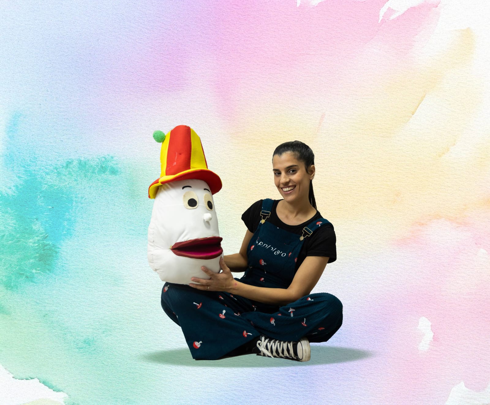 תמונה של השחקנית עם ביצה גדולה עם תחפושת 